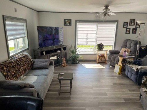 908 6 Avenue, Hines Creek, AB - Indoor Photo Showing Living Room