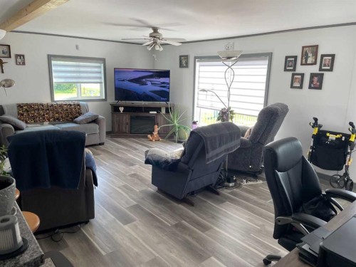 908 6 Avenue, Hines Creek, AB - Indoor Photo Showing Living Room