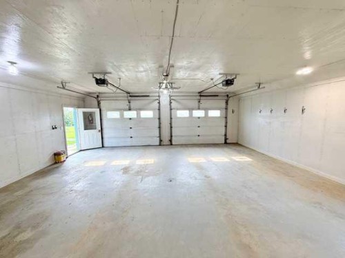 861023 Rr 214, Rural Northern Lights, County Of, AB - Indoor Photo Showing Garage