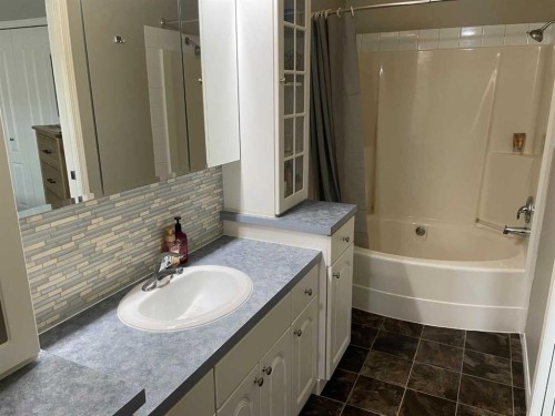 10405 100 Street, Fairview, AB - Indoor Photo Showing Bathroom