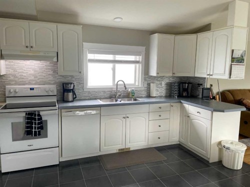 10405 100 Street, Fairview, AB - Indoor Photo Showing Kitchen With Double Sink