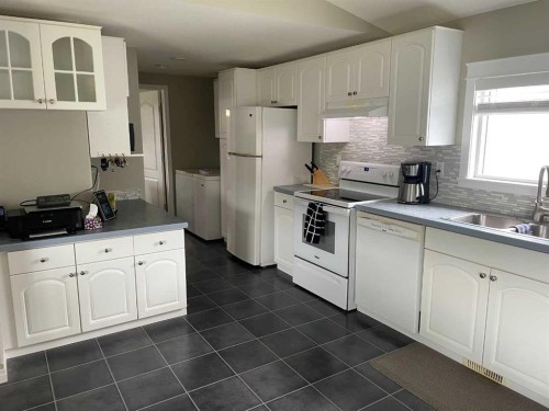 10405 100 Street, Fairview, AB - Indoor Photo Showing Kitchen
