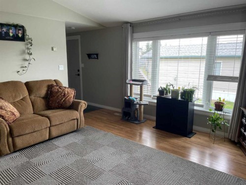 10405 100 Street, Fairview, AB - Indoor Photo Showing Living Room