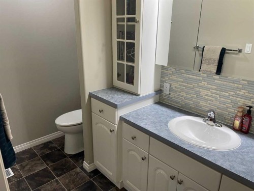 10405 100 Street, Fairview, AB - Indoor Photo Showing Bathroom