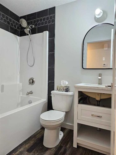9215 94A Avenue, Wembley, AB - Indoor Photo Showing Bathroom