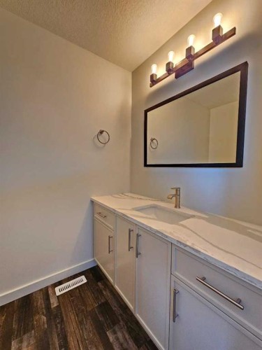 9215 94A Avenue, Wembley, AB - Indoor Photo Showing Bathroom