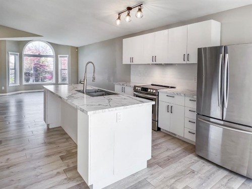 102 Pinnacle Crescent, Grande Prairie, AB - Indoor Photo Showing Kitchen With Stainless Steel Kitchen With Upgraded Kitchen