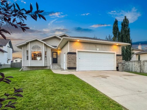 102 Pinnacle Crescent  Grande Prairie, AB T8W 2T1