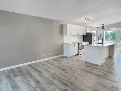 102 Pinnacle Crescent, Grande Prairie, AB - Indoor Photo Showing Kitchen