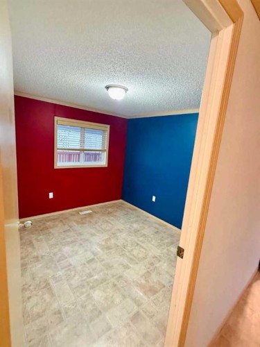 32 Dragonfly Crescent, High Level, AB - Indoor Photo Showing Other Room