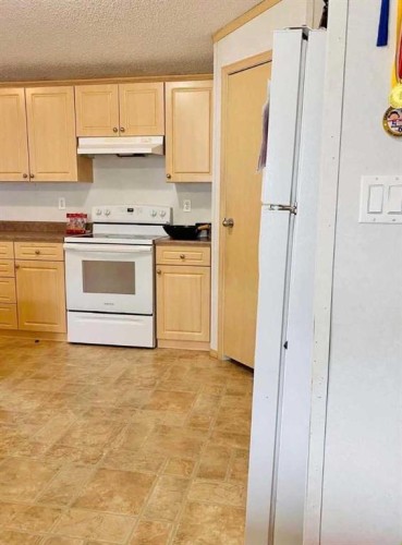 32 Dragonfly Crescent, High Level, AB - Indoor Photo Showing Kitchen