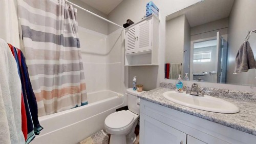9517 113 Avenue, Clairmont, AB - Indoor Photo Showing Bathroom