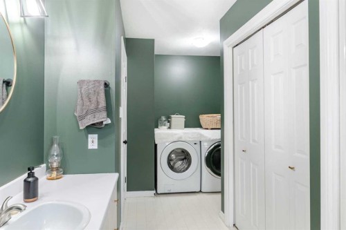 10602 101 Ave, Hythe, AB - Indoor Photo Showing Laundry Room