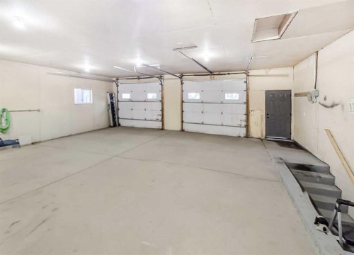 10602 101 Ave, Hythe, AB - Indoor Photo Showing Garage