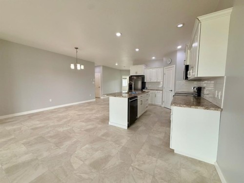 9904 111 Street Unit 4, La Crete, AB - Indoor Photo Showing Kitchen