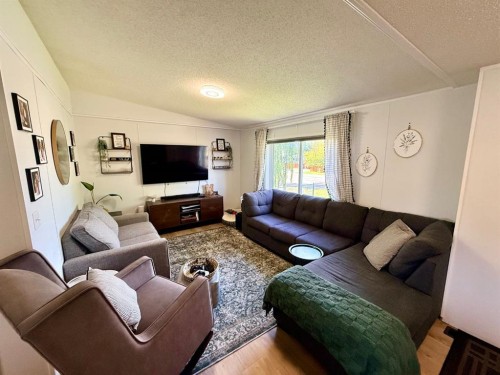 10629 101 Ave, La Crete, AB - Indoor Photo Showing Living Room