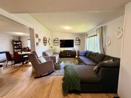 10629 101 Ave, La Crete, AB - Indoor Photo Showing Living Room