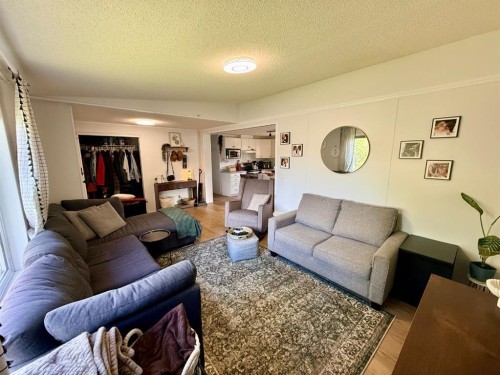 10629 101 Ave, La Crete, AB - Indoor Photo Showing Living Room