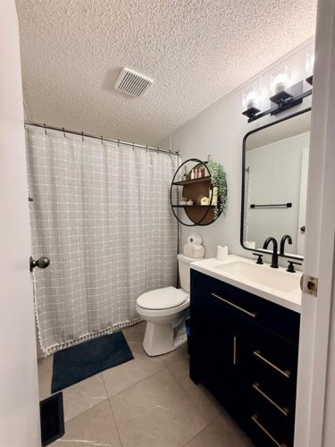 10629 101 Ave, La Crete, AB - Indoor Photo Showing Bathroom
