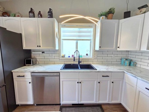 37 Pinnacle Crescent, Grande Prairie, AB - Indoor Photo Showing Kitchen With Double Sink