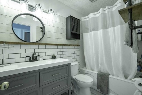 5405 42 Ave, Grimshaw, AB - Indoor Photo Showing Bathroom