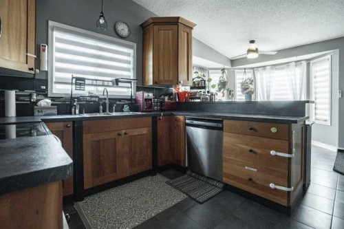 5405 42 Ave, Grimshaw, AB - Indoor Photo Showing Kitchen