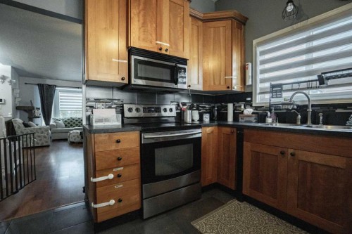 5405 42 Ave, Grimshaw, AB - Indoor Photo Showing Kitchen