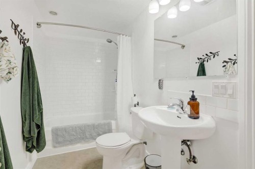 918 5 Avenue, Beaverlodge, AB - Indoor Photo Showing Bathroom