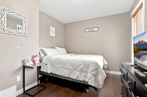 11551 75 Avenue, Grande Prairie, AB - Indoor Photo Showing Bedroom