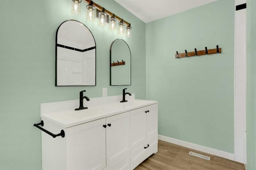 723020 Range Road 95, Beaverlodge, AB - Indoor Photo Showing Bathroom
