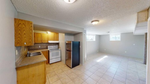 B-9835 100A Avenue , Sexsmith, AB T0H 3C0 5
