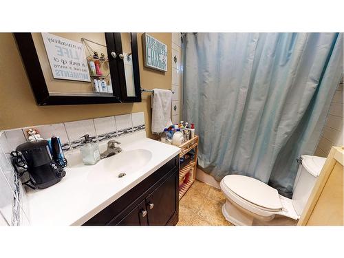 428 2 Street, Suffield, AB - Indoor Photo Showing Bathroom