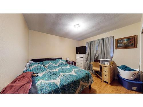 428 2 Street, Suffield, AB - Indoor Photo Showing Bedroom