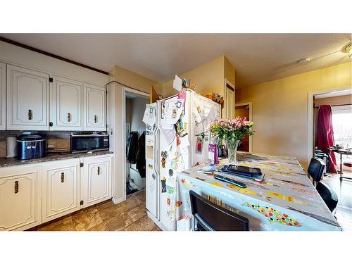 428 2 Street, Suffield, AB - Indoor Photo Showing Kitchen