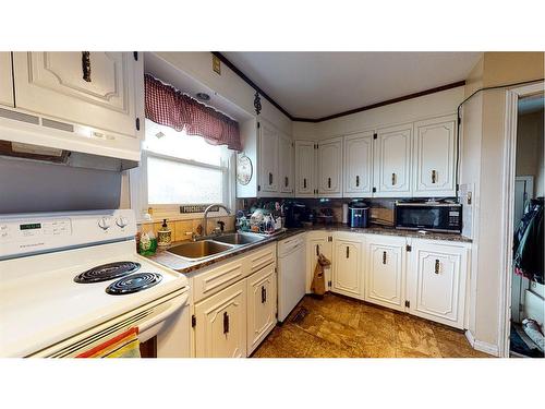 428 2 Street, Suffield, AB - Indoor Photo Showing Kitchen With Double Sink