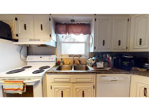 428 2 Street, Suffield, AB - Indoor Photo Showing Kitchen With Double Sink