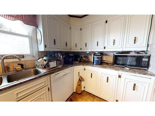 428 2 Street, Suffield, AB - Indoor Photo Showing Kitchen