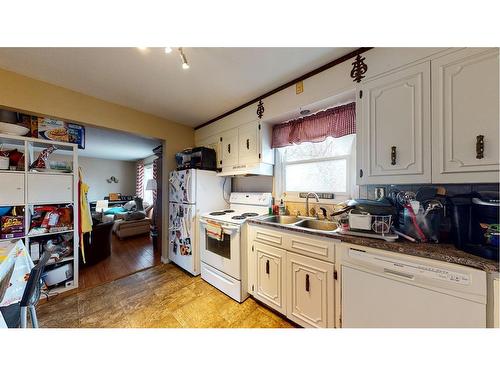 428 2 Street, Suffield, AB - Indoor Photo Showing Kitchen With Double Sink