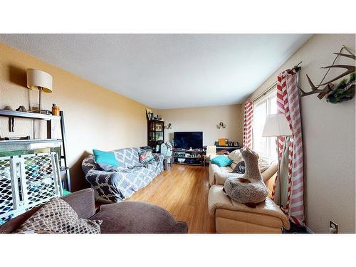 428 2 Street, Suffield, AB - Indoor Photo Showing Living Room