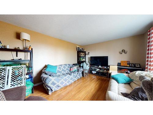 428 2 Street, Suffield, AB - Indoor Photo Showing Living Room