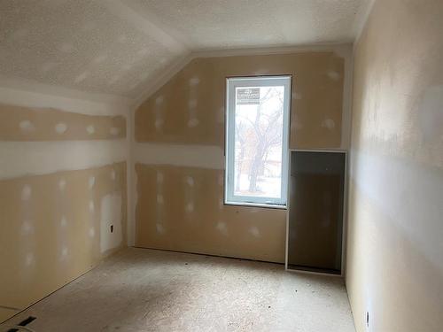 609 Clay Avenue Se, Medicine Hat, AB - Indoor Photo Showing Other Room