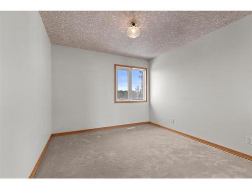 209 1 Ave East, Bow Island, AB - Indoor Photo Showing Other Room