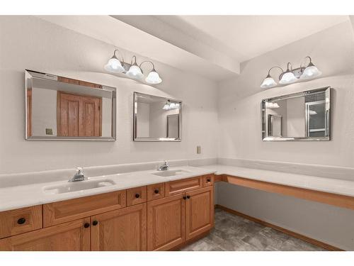 209 1 Ave East, Bow Island, AB - Indoor Photo Showing Bathroom