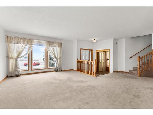 209 1 Ave East, Bow Island, AB - Indoor Photo Showing Other Room