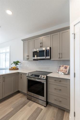 191 Hamptons Crescent Se, Medicine Hat, AB - Indoor Photo Showing Kitchen With Upgraded Kitchen