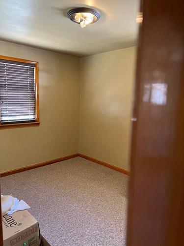 337 1 Street Nw, Medicine Hat, AB - Indoor Photo Showing Other Room