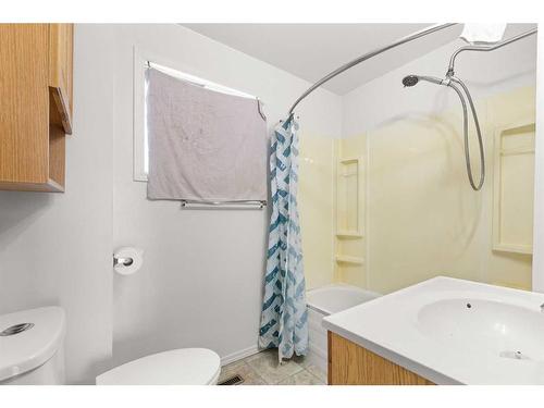 305 8 Street Ne, Redcliff, AB - Indoor Photo Showing Bathroom