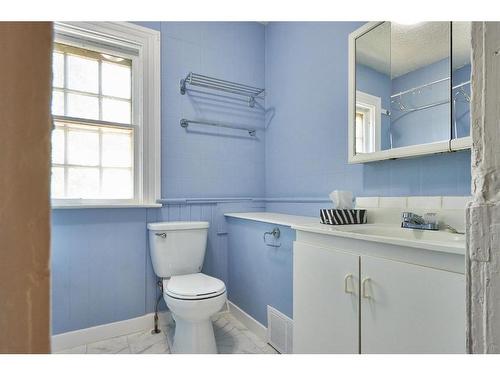 819 3 Street Se, Medicine Hat, AB - Indoor Photo Showing Bathroom