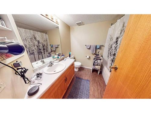 820 & 824 9 Street Se, Medicine Hat, AB - Indoor Photo Showing Bathroom