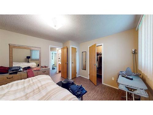 820 & 824 9 Street Se, Medicine Hat, AB - Indoor Photo Showing Bedroom